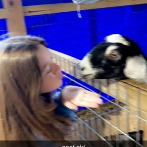 Meet your Posher, Mia